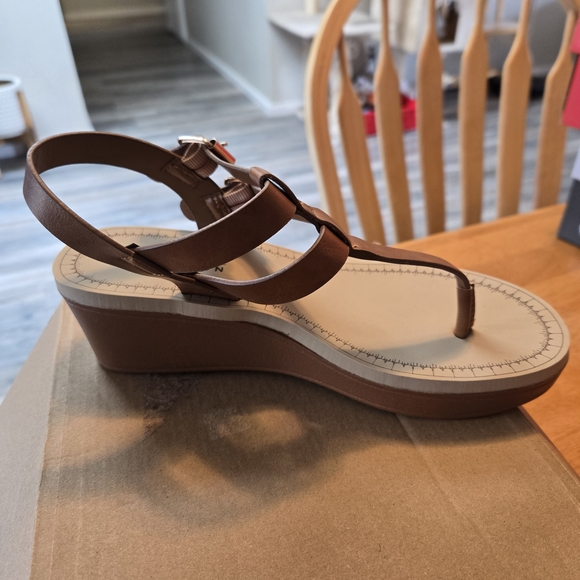 Journee Collection Tan Wedge Sandals - Picture 4 of 7